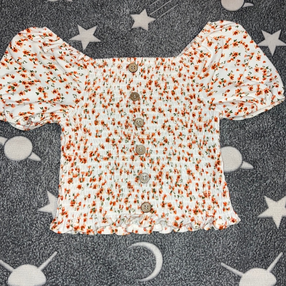 This is a nice and cute flower shirt! Size 7/8